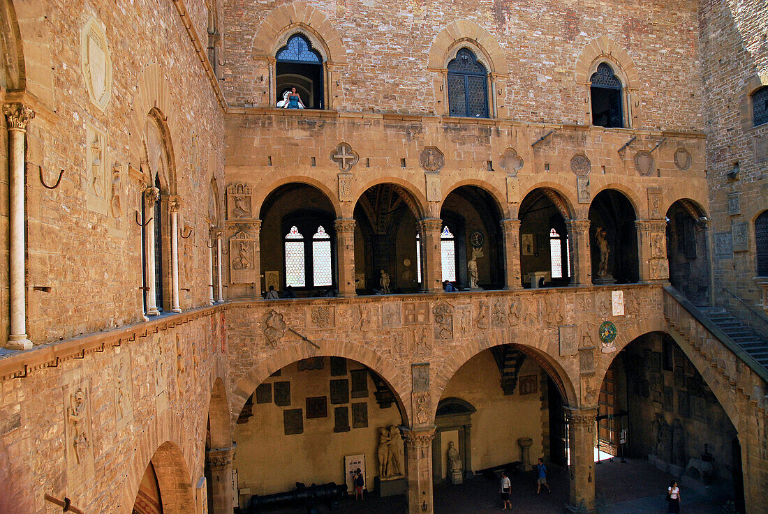 Blick in den Innenhof des Museo Nazionale del Bargello, Florenz, Toskana, Italien, Europa