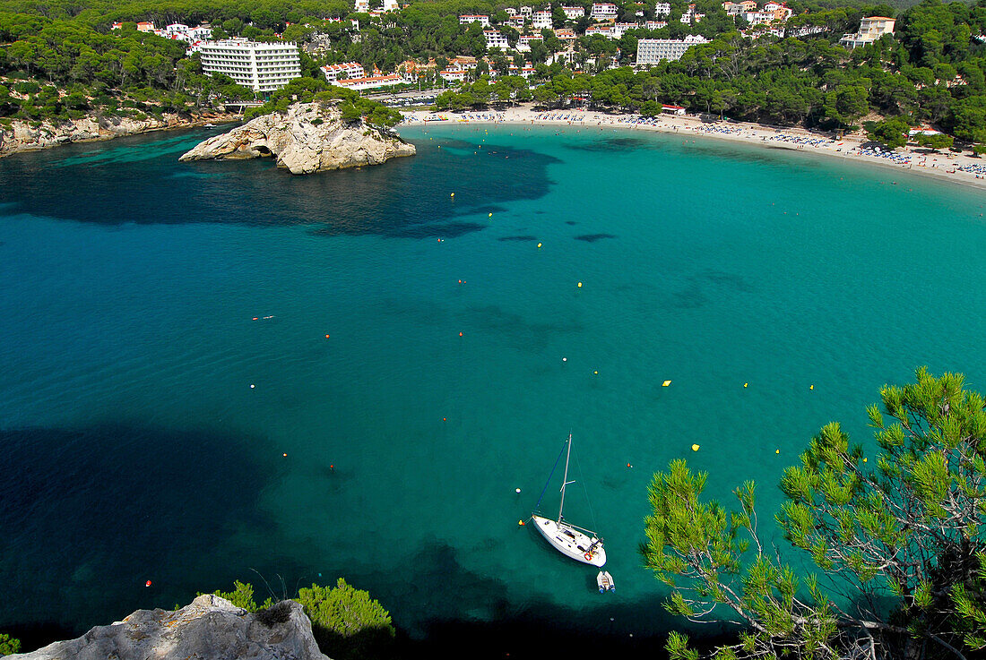 Blick vom Aussichtspunkt auf die Cala Galdana, Menorca, Balearen, Spanien