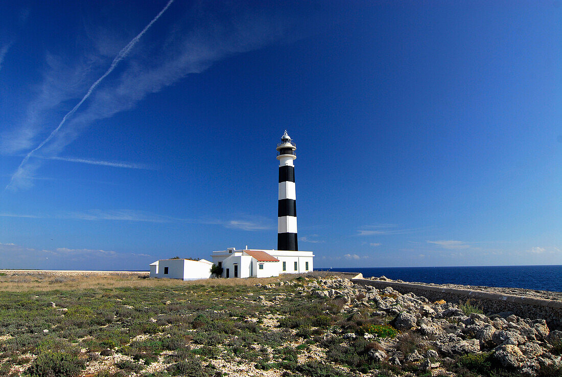 Cala en Bosc, Leuchtturm am Cap d´Artutx an der südwest Spitze von Menorca, Balearen, Spanien