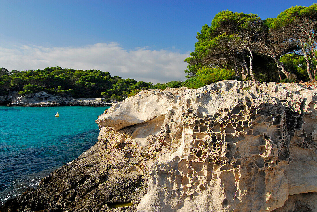 Cala en Turqueta, von der Erosion gefomte Felsen, Menorca, Balearen, Spanien