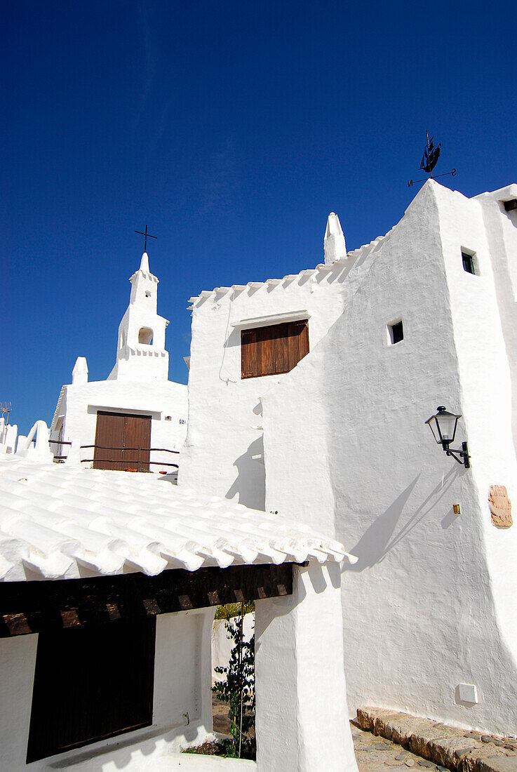 Weiße Häuser in der Retortensiedlung Binibequer Vell, Menorca, Balearen, Spanien