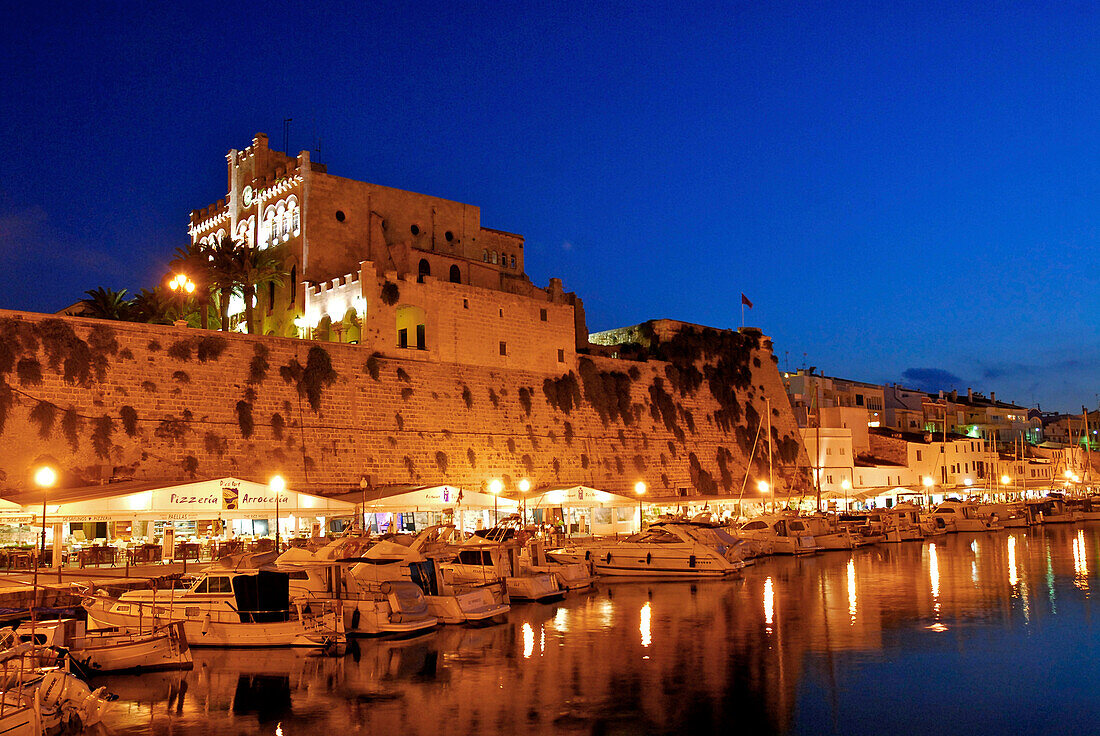 Marina mit Restaurants und Rathaus bei Abenddämmerung  in Ciutadella, Menorca, Balearen, Spanien