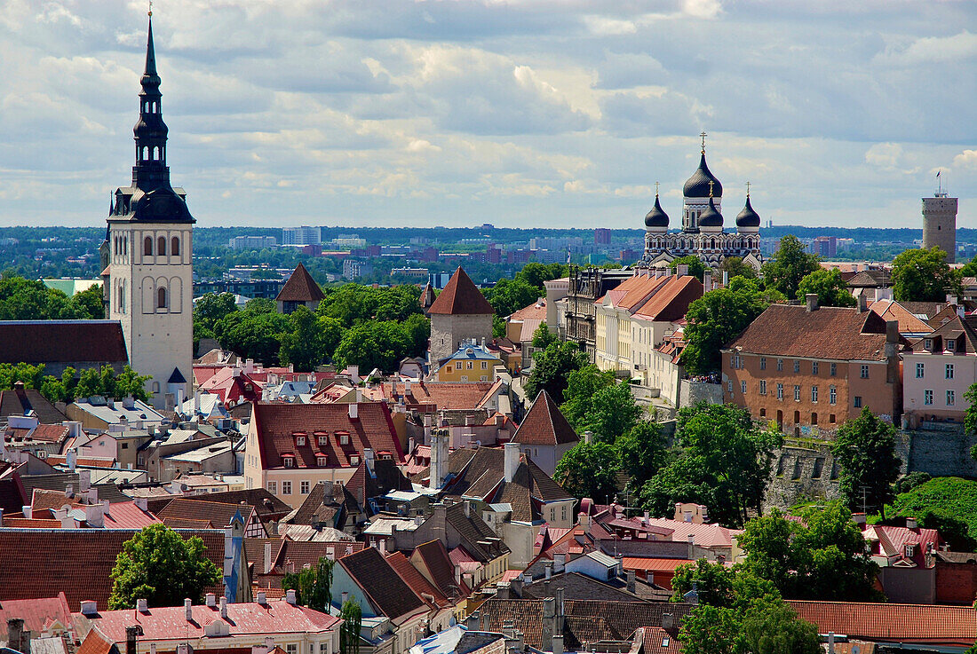 Blick von der Olai Kirche über die Altstadt zum Domberg, Tallinn, Estland