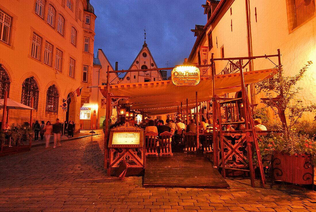 Tische vor mittelalterliche Küche spezialisiertes Restaurant Olde Hansa, Abendlicht, Tallinn, Estland