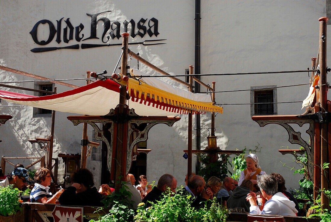 Tische auf der Strasse des auf mittelalterliche Küche spezialisierten Restaurants Olde Hansa, Tallinn, Estland