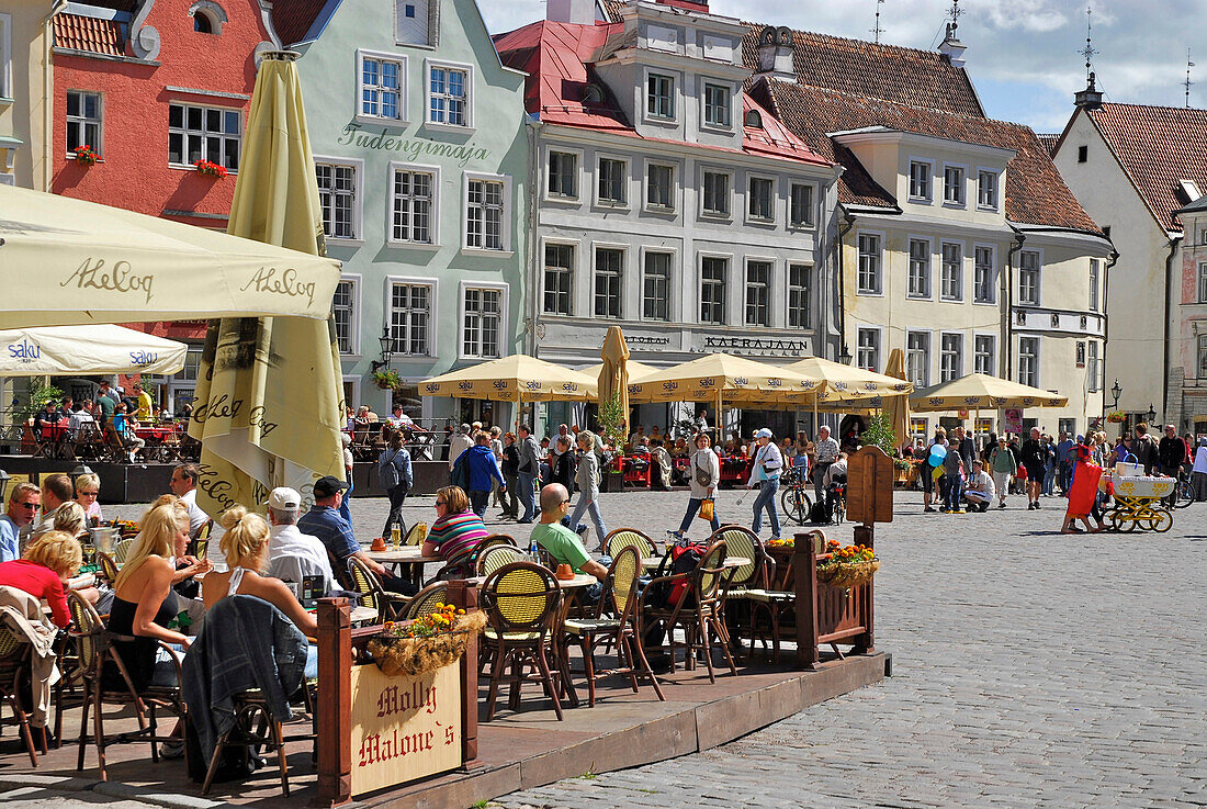 Menschen in den Cafes am Raekoja Plats, Rathausplatz, Tallinn, Estland