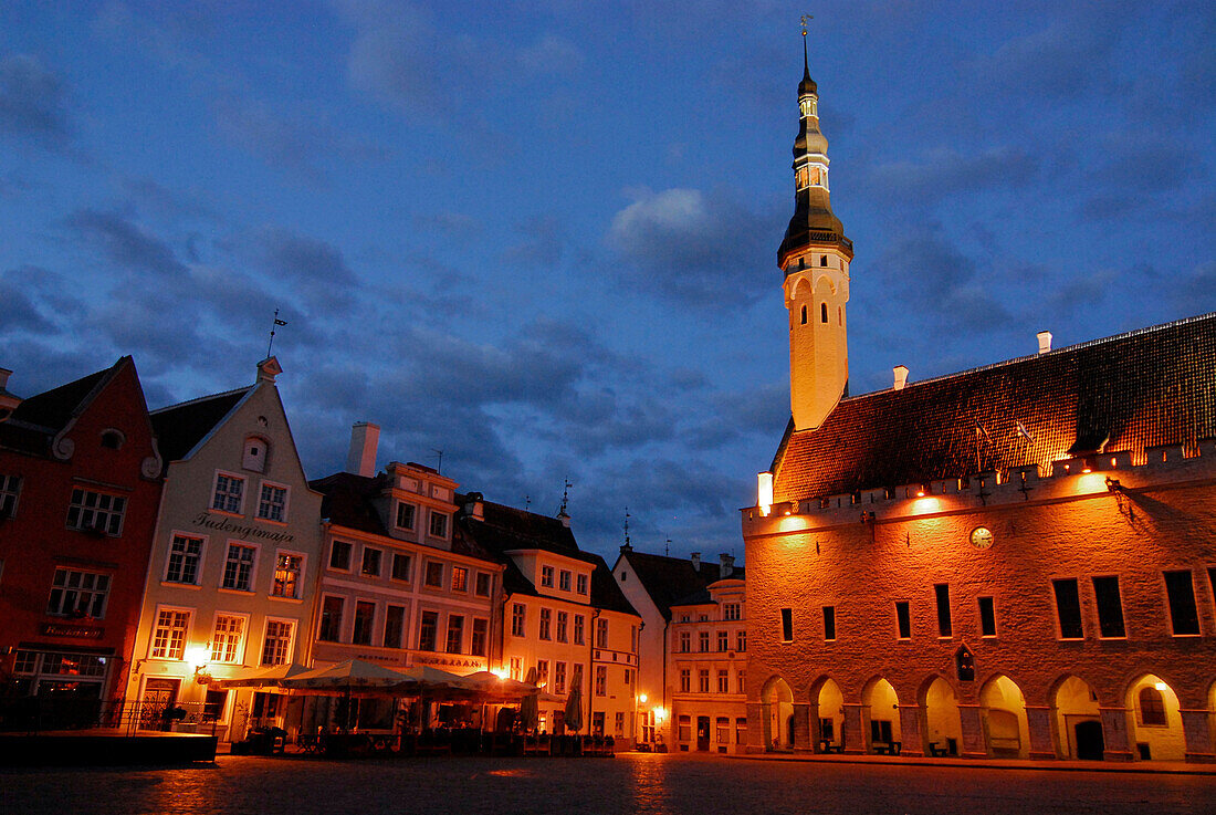 Raekoja Plats, Rathausplatz in abendlicher Beleuchtung kurz vor Mitternacht im Juli, Tallinn, Estland