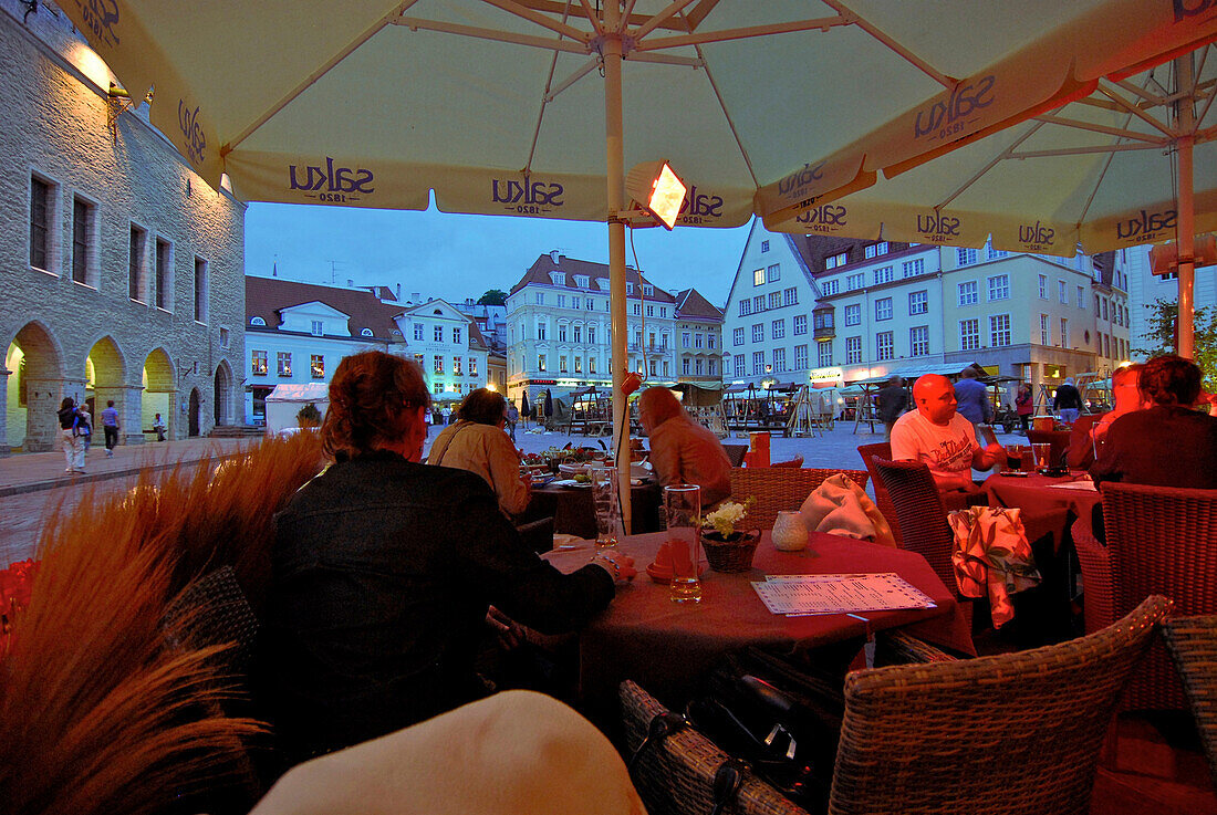 Kaffee am Raekoja Plats, Rathausplatz in abendlicher Beleuchtung gegen 23 Uhr im Juli, Tallinn, Estland