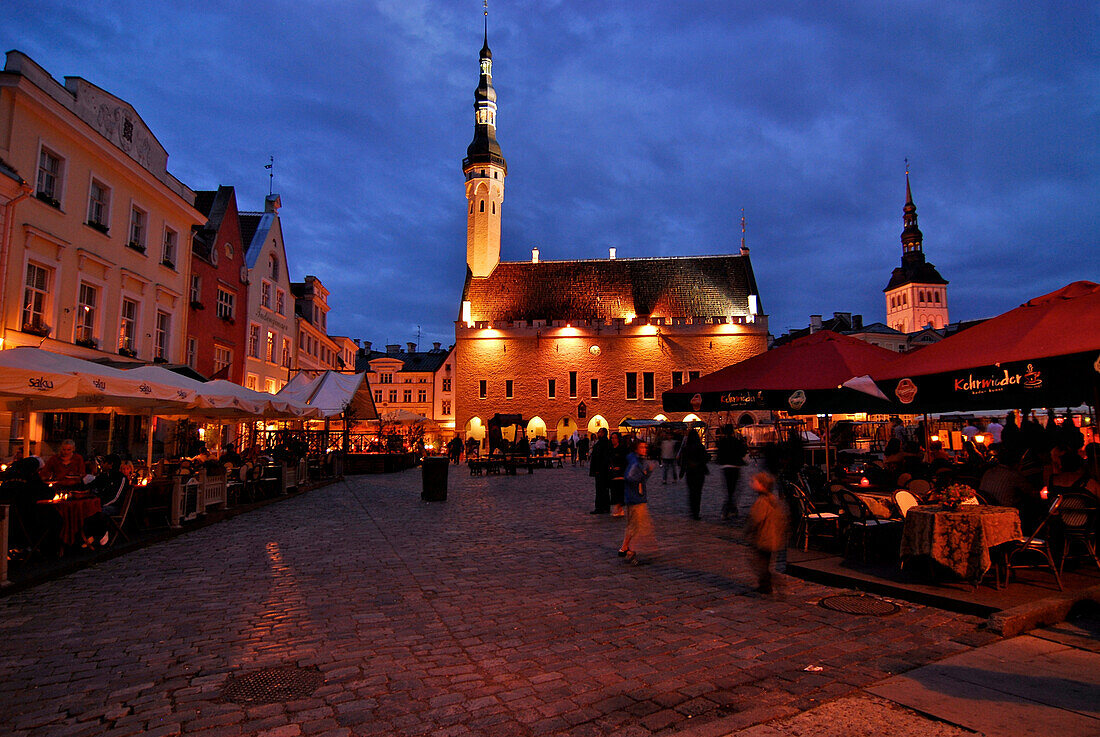 Raekoja Plats, Rathausplatz in abendlicher Beleuchtung kurz vor Mitternacht im Juli, Tallinn, Estland