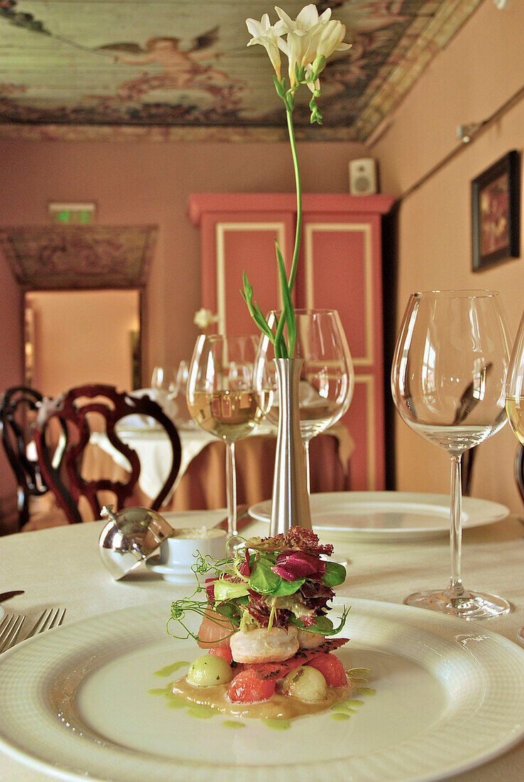 Tischgedeck mit Shrimps Salat, Restaurant in Three Sisters Hotel, Tallinn, Estland