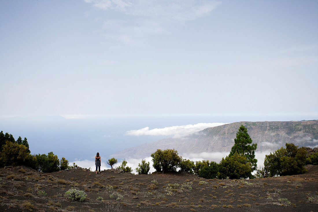 Wanderer, eine Frau, betrachtet den Aussicht, Pause über den Wolken, El Golfo, Camino de la Virgin, Wanderweg, El Hierro, Kanarische Inseln, Spanien