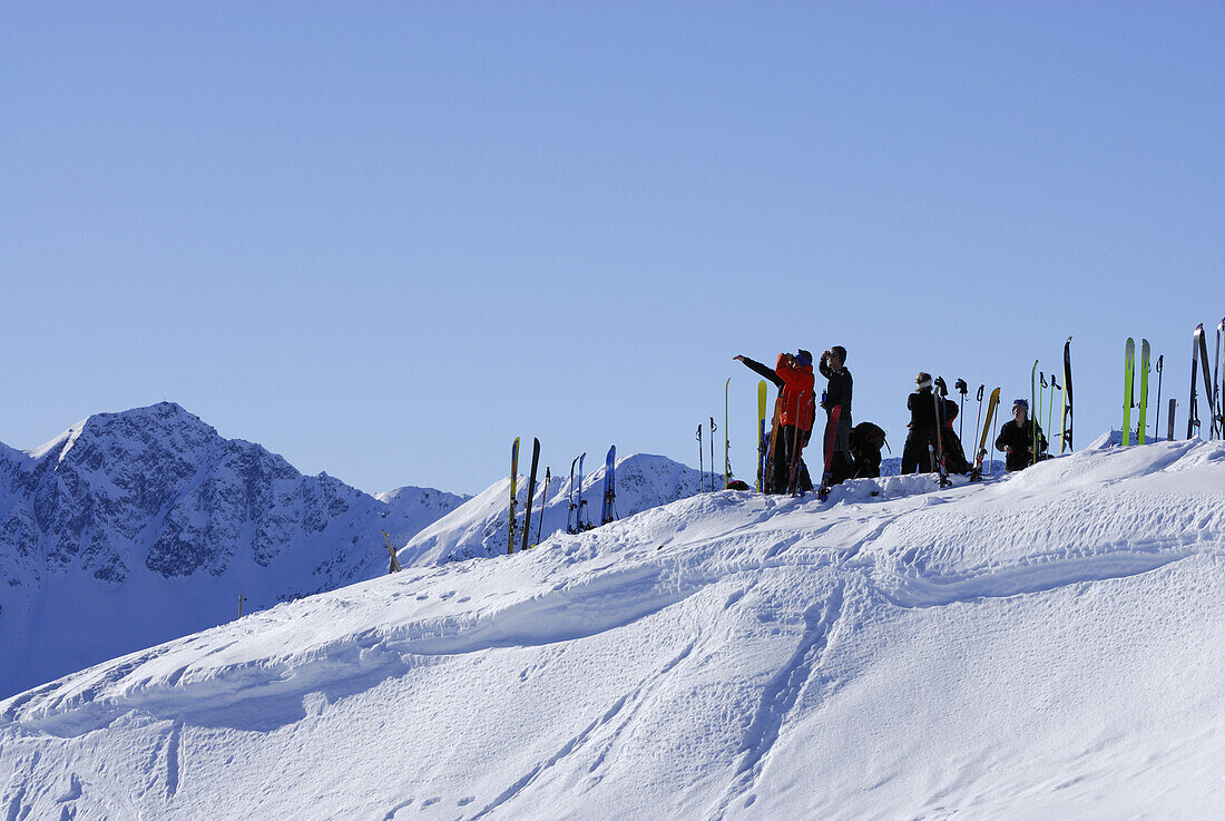 Gruppe von Skitourengehern rastet, Kitzbüheler Alpen, Tirol, Österreich