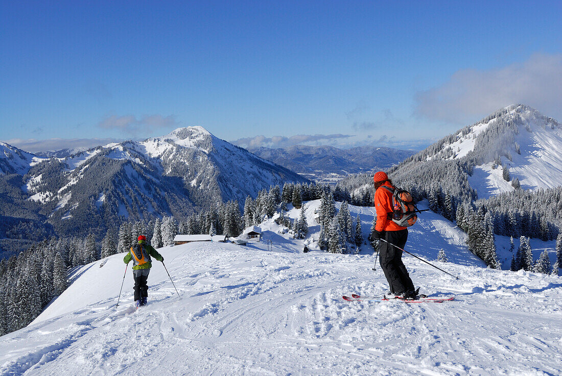 Zwei Skifahrer auf einer Piste, Roßkopf, Spitzing, Bayerische Alpen, Bayern, Deutschland