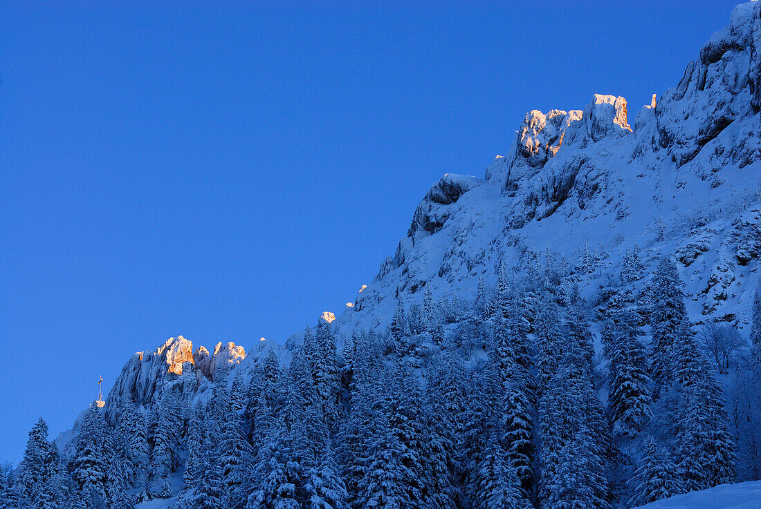 Schneebedeckte Kampenwand, Chiemgauer Alpen, Chiemgau, Bayern, Deutschland