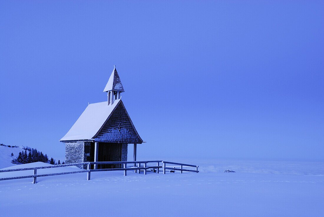 Verschneite Kapelle in der Abenddämmerung, Chiemgauer Alpen, Chiemgau, Bayern, Deutschland