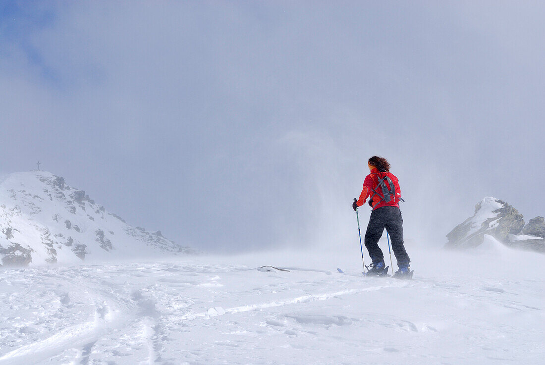 Frau auf Skitour im Schneesturm, Rosenjoch, Tuxer Alpen, Tirol, Österreich