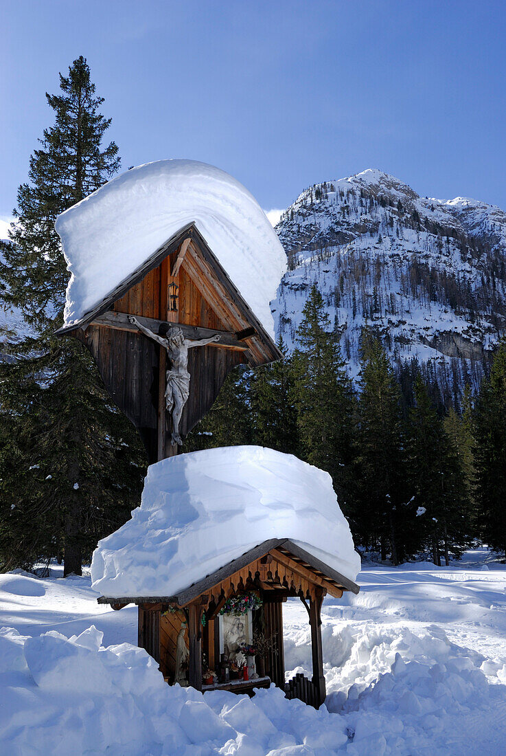 Verschneites Kruzifix und Marienbildstock, Passo Cimabanche, Cortina d'Ampezzo, Dolomiten, Venetien, Italien