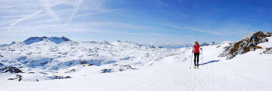 Skitourgeherin, Gebirgspanorama im Hintergrund, Scheiblingkogel, Tennengebirge, Salzburg, Österreich