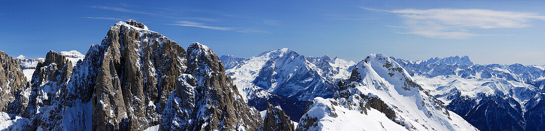Panorama mit Langkofel, Marmolada, Plattkofel und Palagruppe, Dolomiten, Trentino-Südtirol, Italien