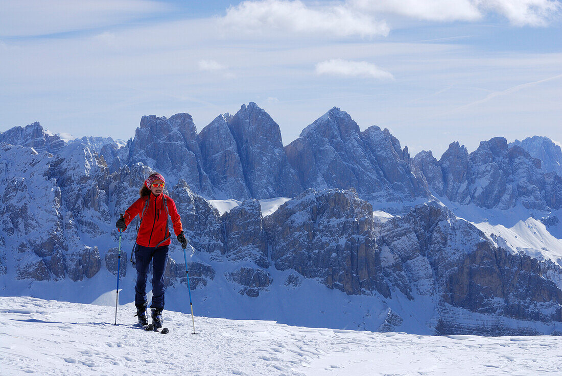 Skitourgeherin beim Aufstieg am Großen Gabler, Eisacktal, Dolomiten, Trentino-Südtirol, Italien