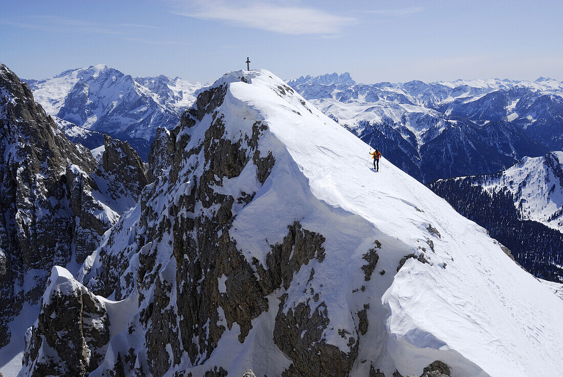 Skitourgeherin beim Aufstieg zum Plattkofel, Langkofelgruppe, Dolomiten, Trentino-Südtirol, Italien