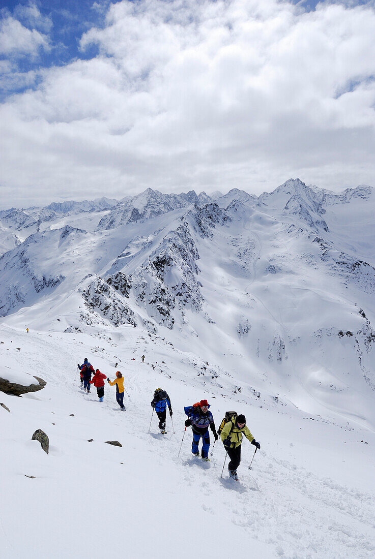 Gruppe von Skitourengeher bei Gipfelaufstieg und Gipfelabstieg, Lamsenspitze, Sellrain, Stubaier Alpen, Tirol, Österreich