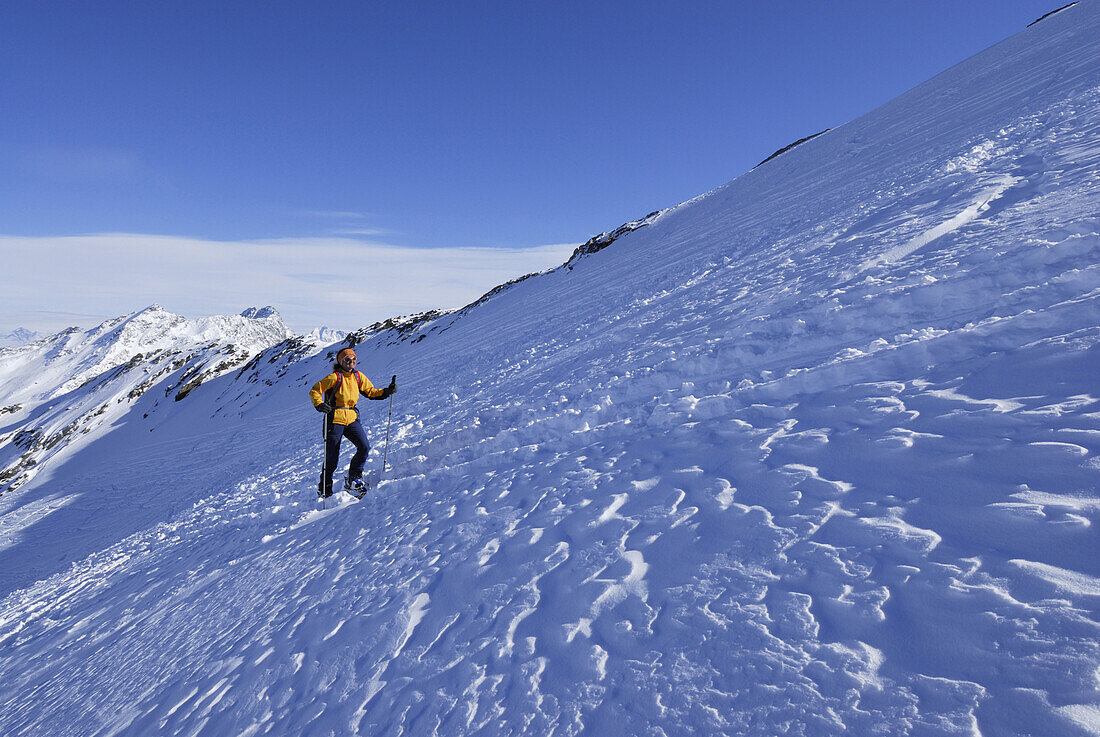 Skitourgeherin im Aufstieg zum Zischgeles, Sellrain, Stubaier Alpen, Tirol, Österreich