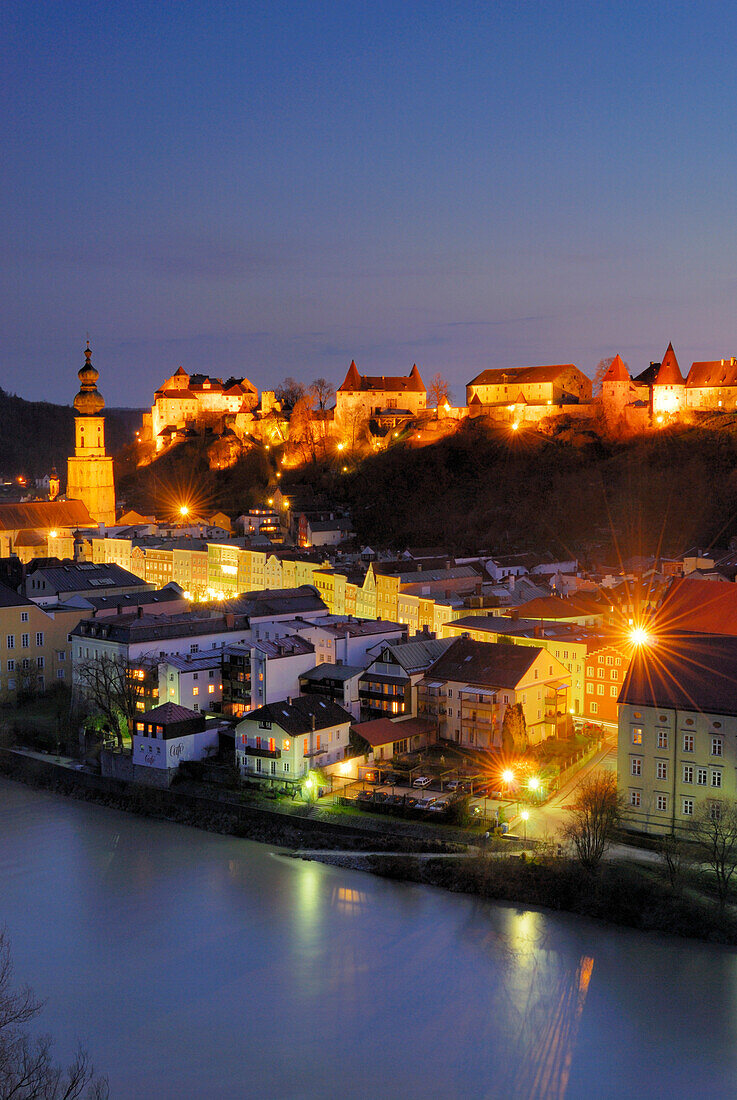 Blick auf die Altstadt mit Burg bei Nacht, Burghausen, Oberbayern, Deutschland