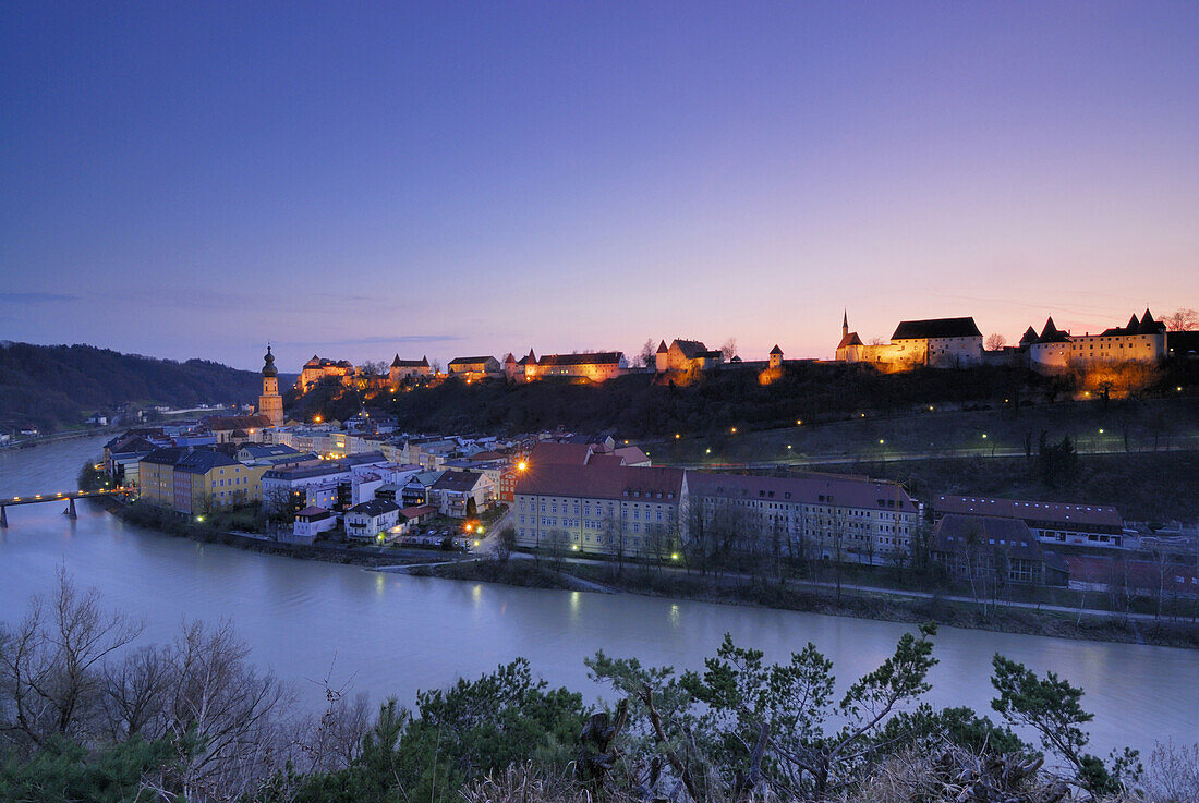 Blick auf die Altstadt mit Burg bei Nacht, Burghausen, Oberbayern, Deutschland