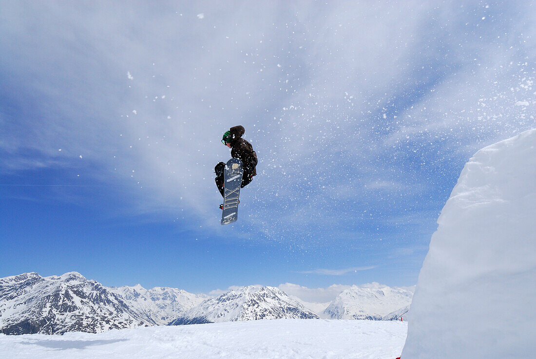 Snowboarder im Sprung, Skigebiet Sölden, Ötztal, Tirol, Österreich