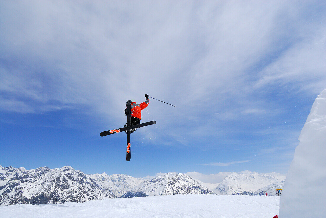 Freerider beim Sprung von Schanze, Skigebiet Sölden, Ötztal, Tirol, Österreich