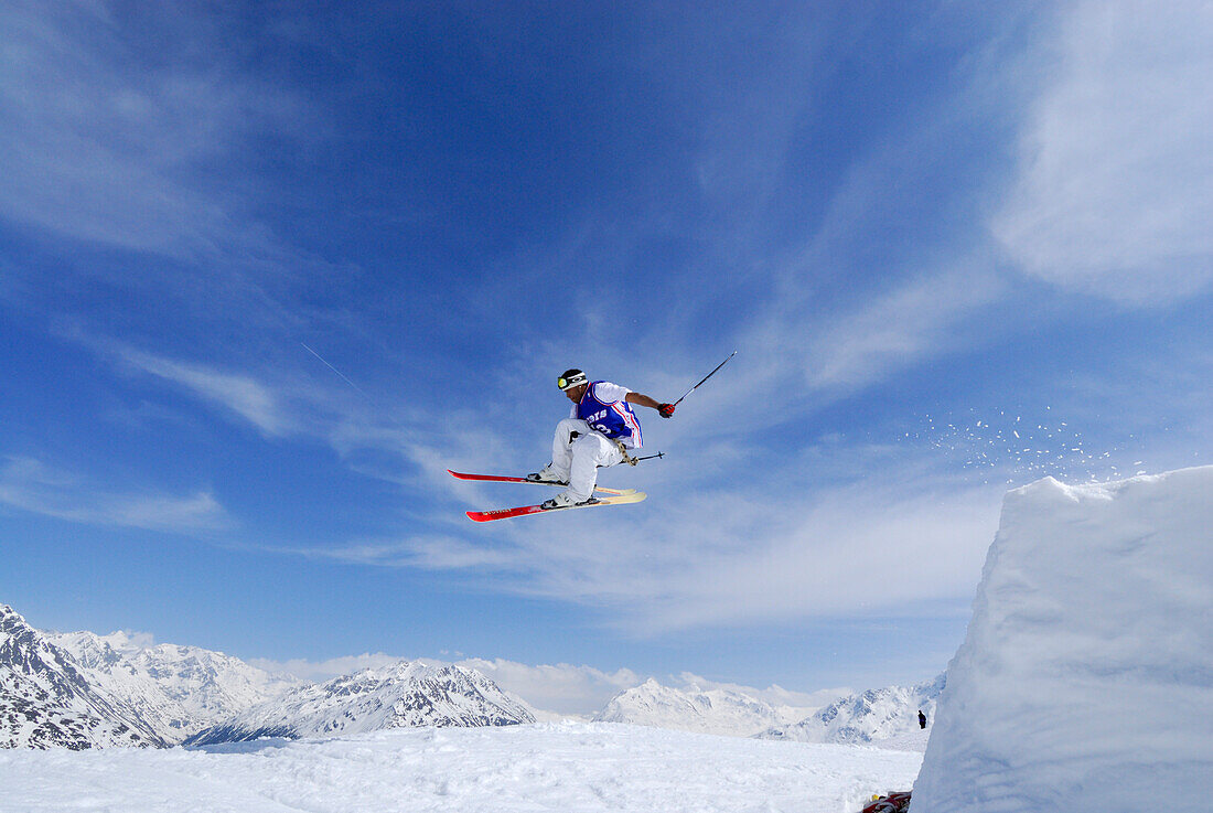 Freerider beim Sprung von Schanze, Skigebiet Sölden, Ötztal, Tirol, Österreich