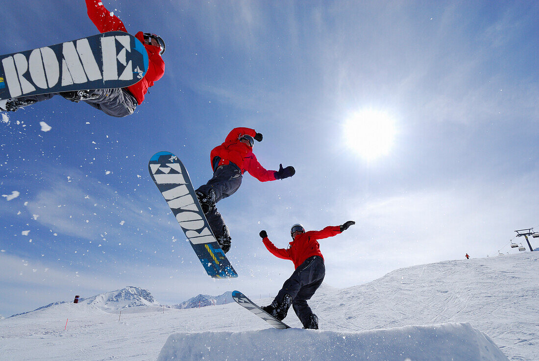 Snowboarder beim Sprung von Schanze, Phasenaufnahme, Skigebiet Sölden, Ötztal, Tirol, Österreich