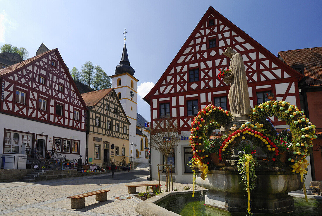 Österlich geschmückter Brunnen, Pottenstein, Oberfranken, Bayern, Deutschland