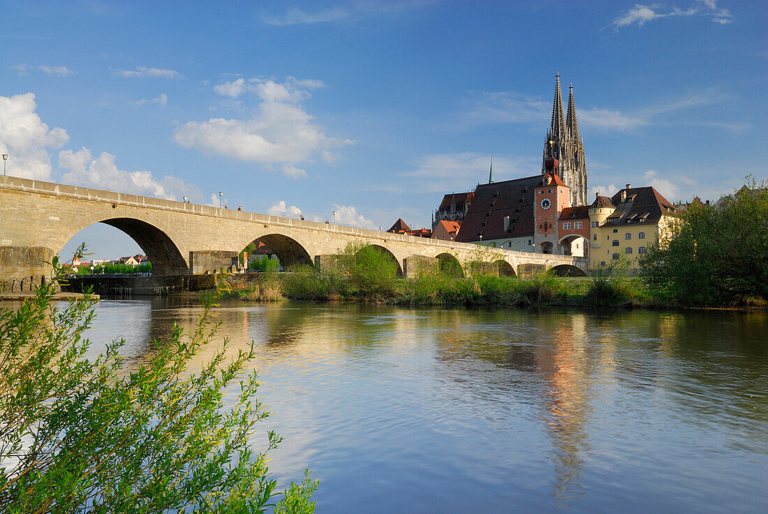 Blick auf die Altstadt mit Regensburger Dom, Regensburg, Oberpfalz, Bayern, Deutschland