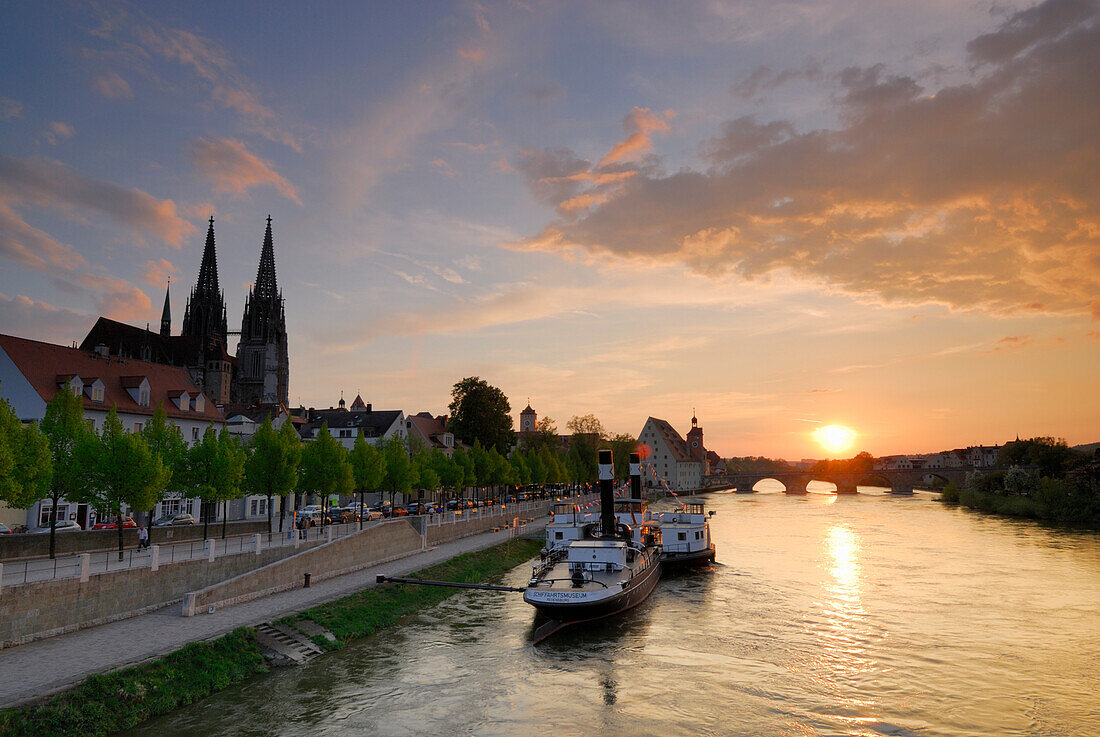 Blick auf die Altstadt mit Regensburger Dom am Abend, Regensburg, Oberpfalz, Bayern, Deutschland