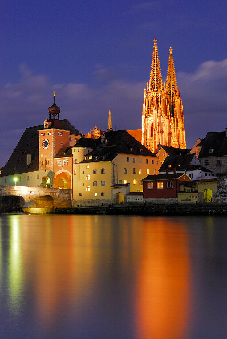 View to Old town with Regensburg cathedral at night, Regensburg, Upper Palatinate, Bavaria, Germany