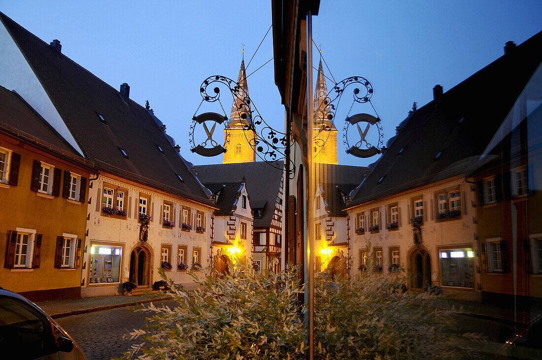 Häuser spiegeln sich bei Nacht, Wolframs-Eschenbach, Mittelfranken, Bayern, Deutschland