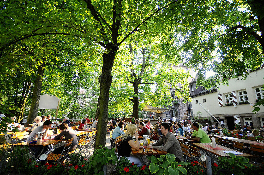 Gäste in einem Biergarten, Nürnberg, Mittelfranken, Bayern, Deutschland