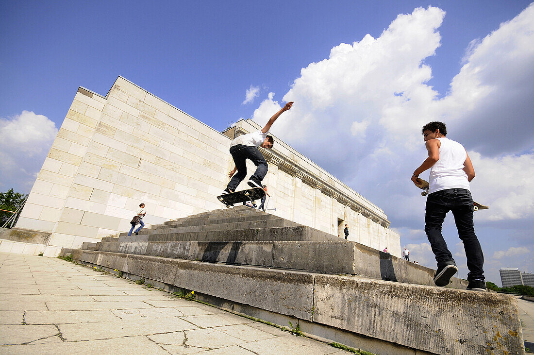 Skateboarder auf einer Treppe, Reichsparteitagsgelände, Nürnberg, Mittelfranken, Bayern, Deutschland