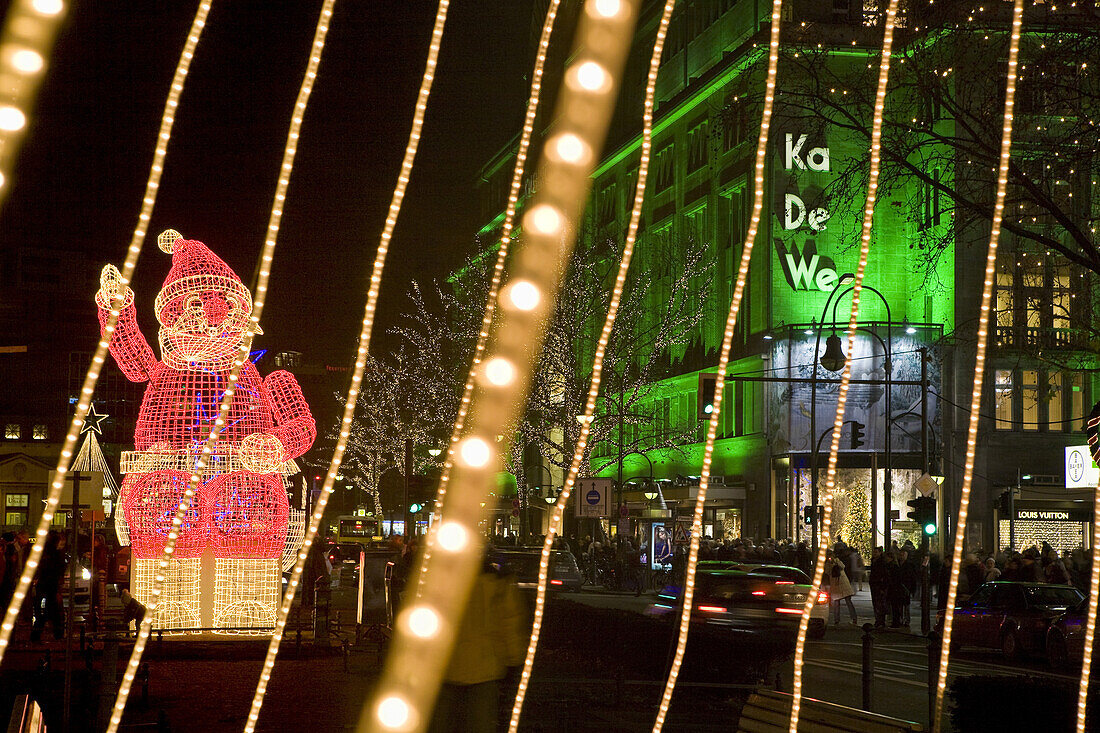 Beleuchteter Weihnachtsmann und KaDeWe Warenhaus, Weihnachten, Tauentzienstraße, Berlin, Deutschland