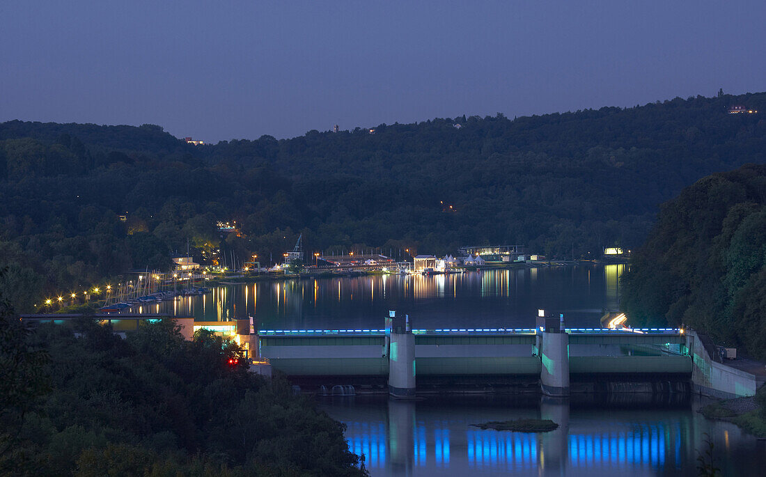 Blick auf Baldeneysee bei Nacht, Essen, Ruhrgebiet, Nordrhein-Westfalen, Deutschland