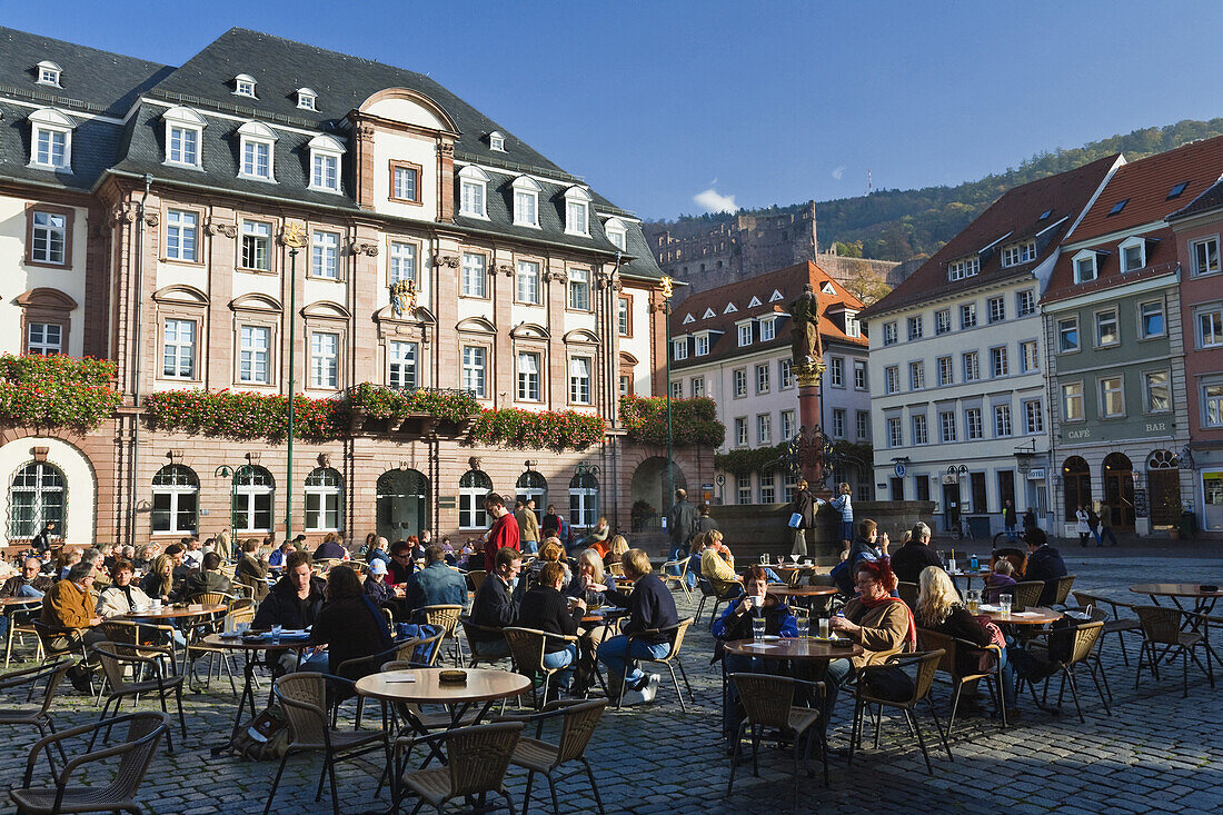 Straßencafe auf dem Marktplatz, Rathaus im Hintergrund, Altstadt, Heidelberg, Baden-Württemberg, Deutschland