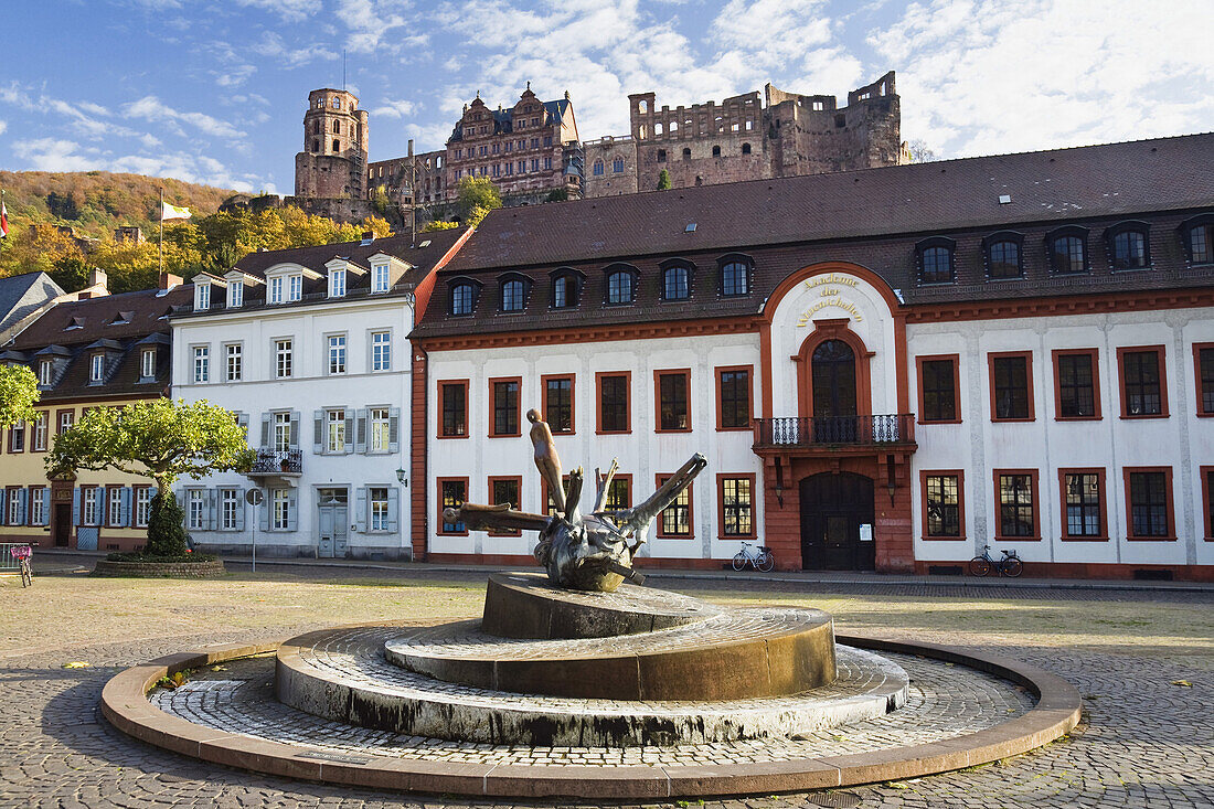 Akademie der Wissenschaften, Schloss im Hintergrund, Heidelberg, Baden-Wuerttemberg, Deutschland