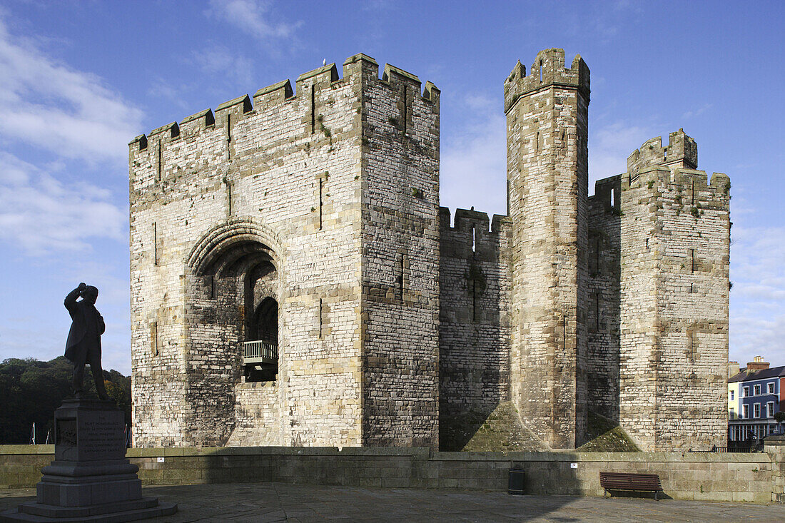 Caernarfon, Castle, Edward 1st largest castle in Wales, The Queens gate, polygonal towers, banded masonry, restaured by sir Llewelyn Turner, 19th century, Gwynedd, Wales, UK