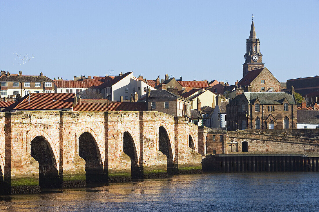 Berwick-upon-Tweed, River Tweed, the 15-arched Old Bridge, 1610-34, Old town, Town Hall, 1754-60, tall belfry, Northumberland, UK