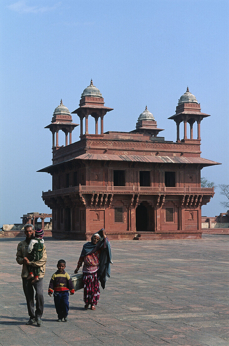 India, Uttar Pradesh, Fatehpur Sikri, Audience hall, Diwan-i-Khas, built 1569-1585, at the order of emperor Akbar