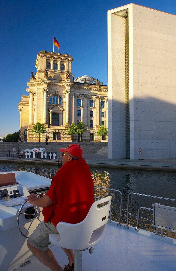 mit dem Hausboot durch das Regierungsviertel Berlin Mitte, Reichstag, Paul-Löbe-Haus, Spree, Deutschland, Europa