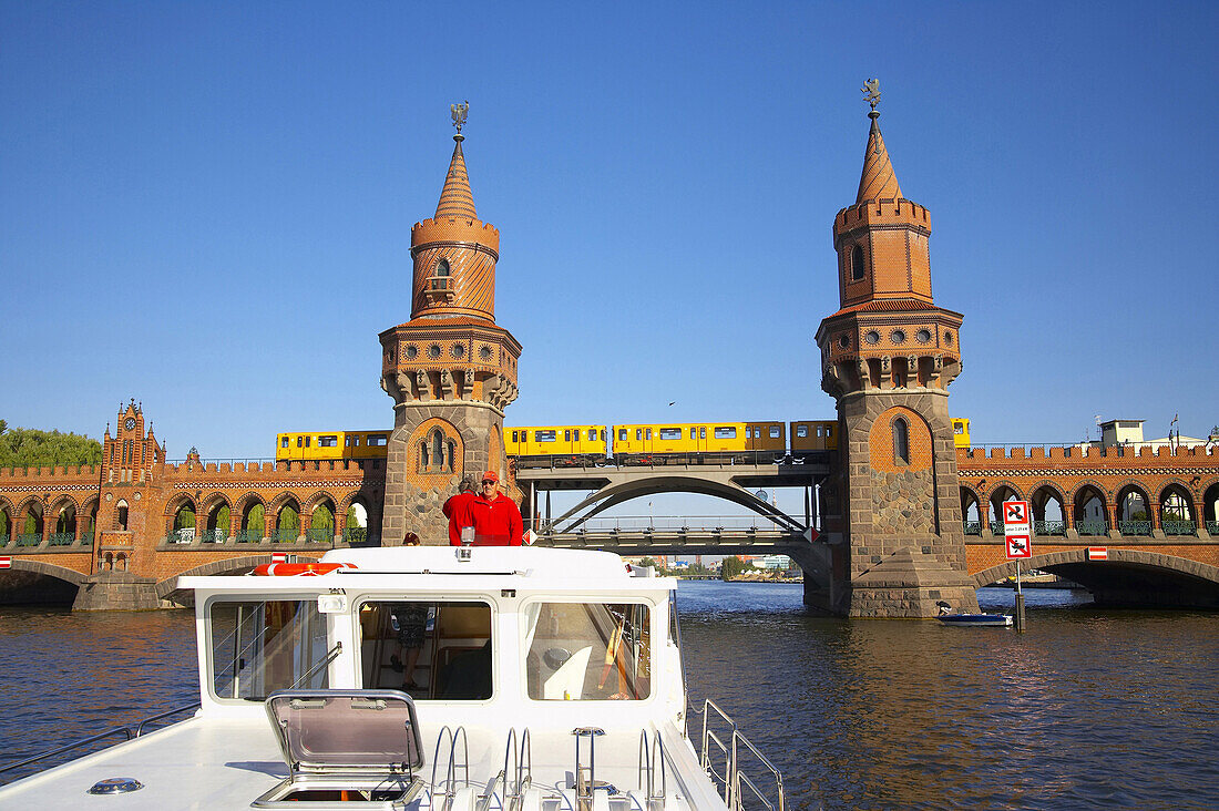 Boot nähert sich Oberbaumbrücke, Berlin, Deutschland