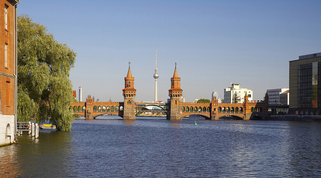 Oberbaumbrücke mit Fernsehturm im Hintergrund, Berlin, Deutschland